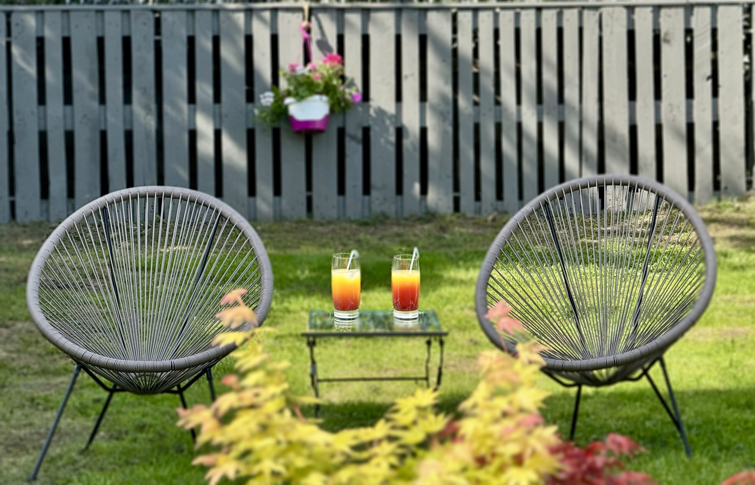 Jardin Locaposte avec des transats au soleil avec un cocktail